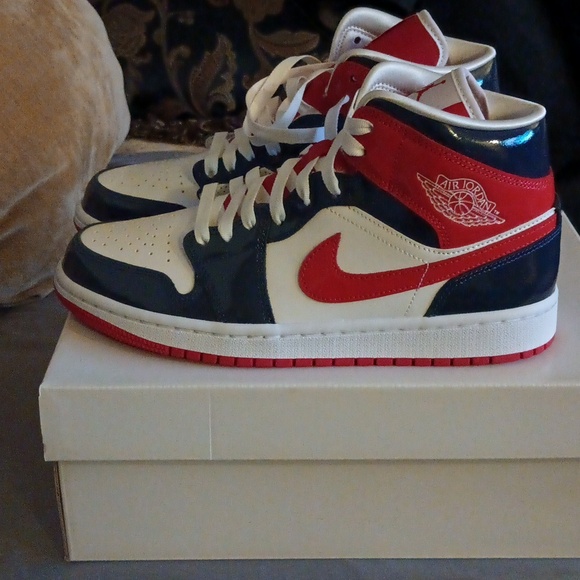 Air Jordan 1 MID SE SZ 9.5 - Picture 3 of 8